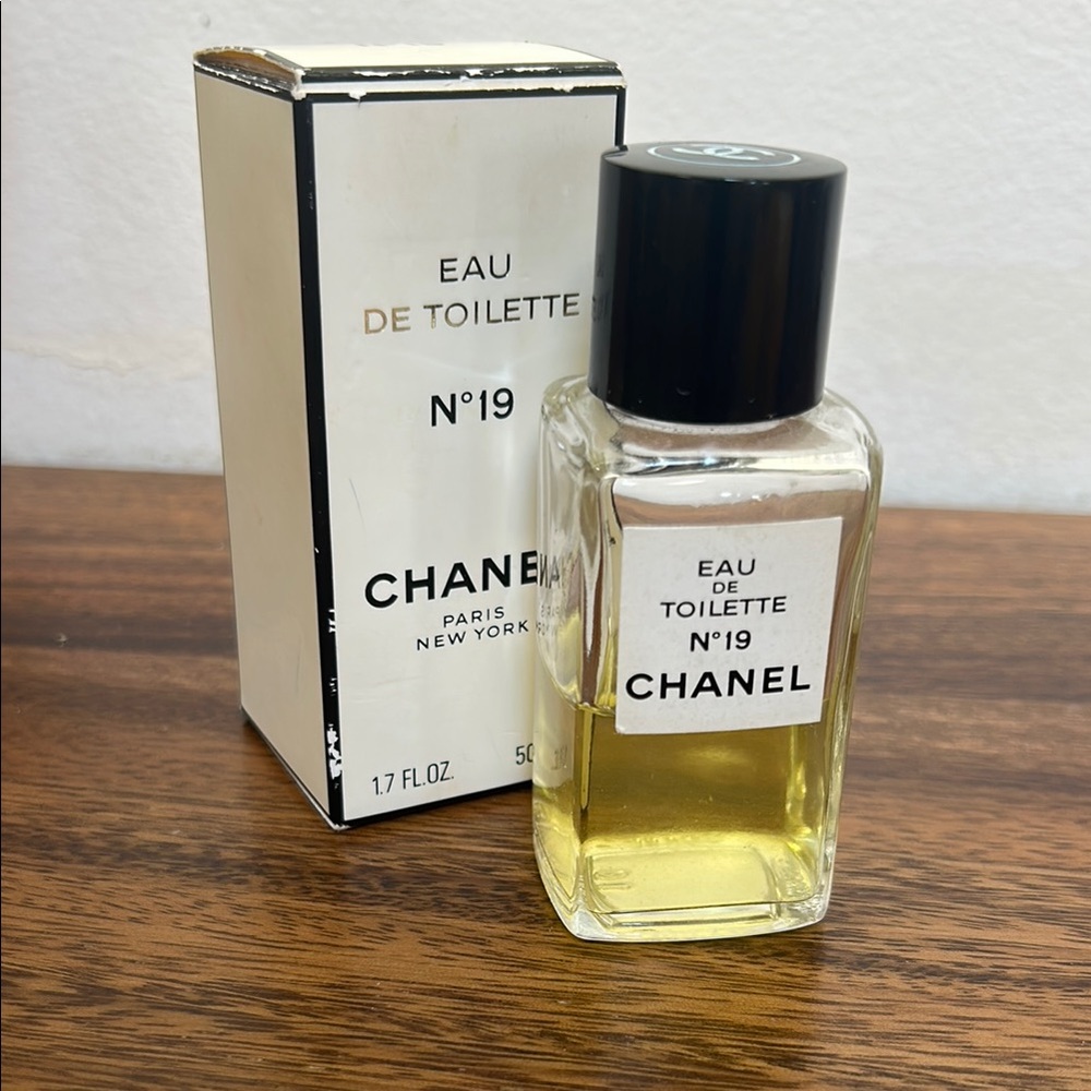 CHANEL Eau de Toilette N°19 - Black and White